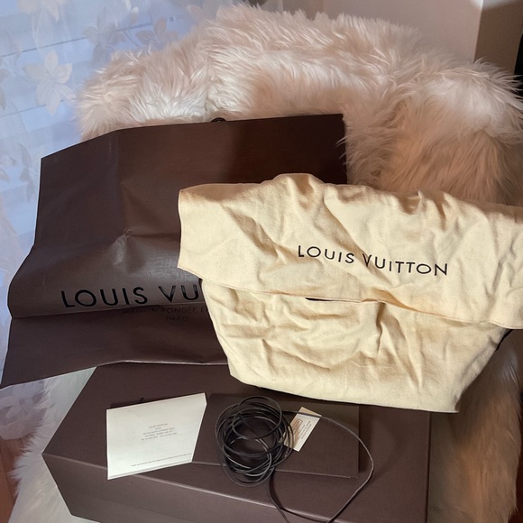LOUIS VUITTON MM TOTE - Picture 2 of 16